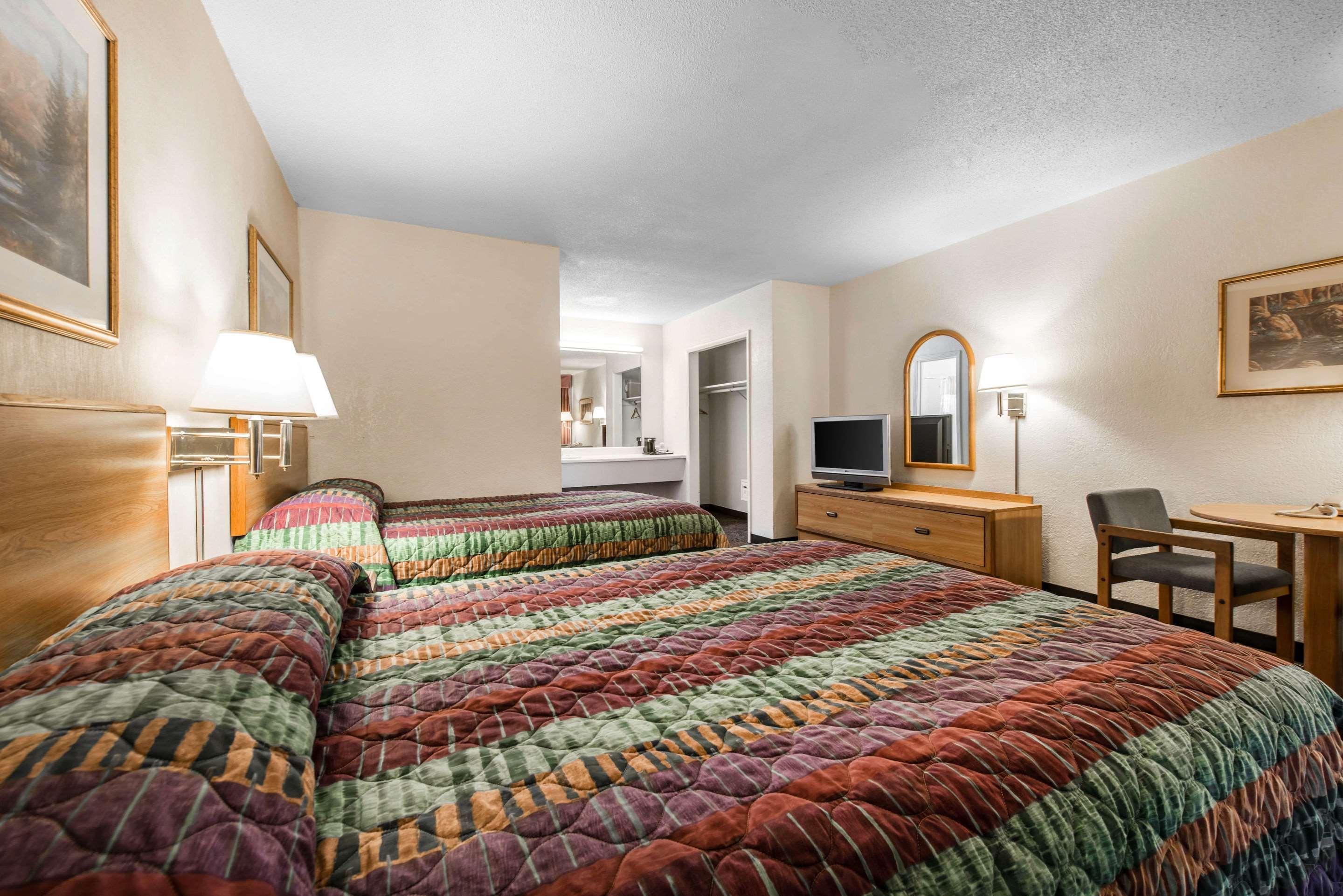 Rodeway Inn & Suites Colorado Springs Exterior photo