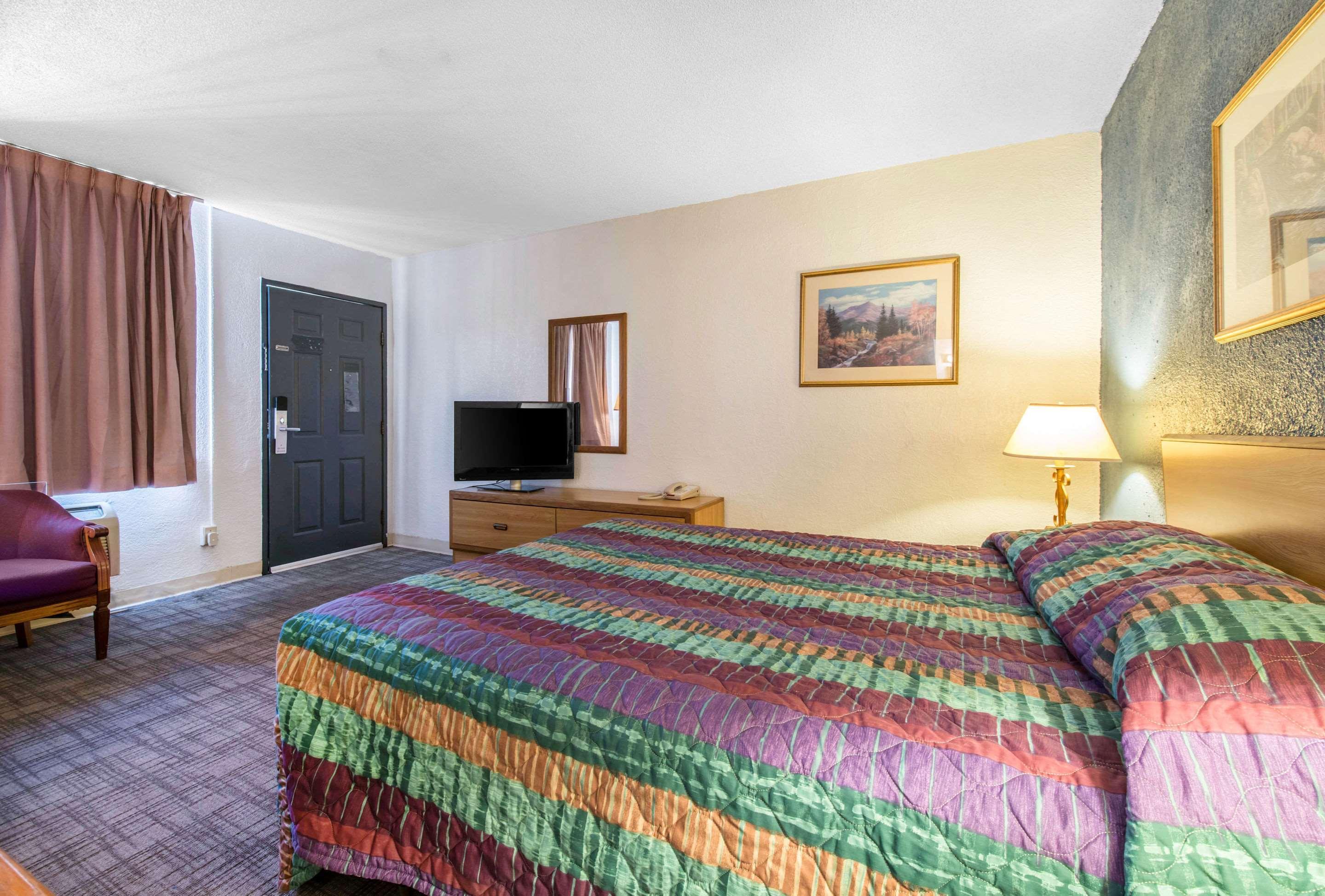 Rodeway Inn & Suites Colorado Springs Exterior photo