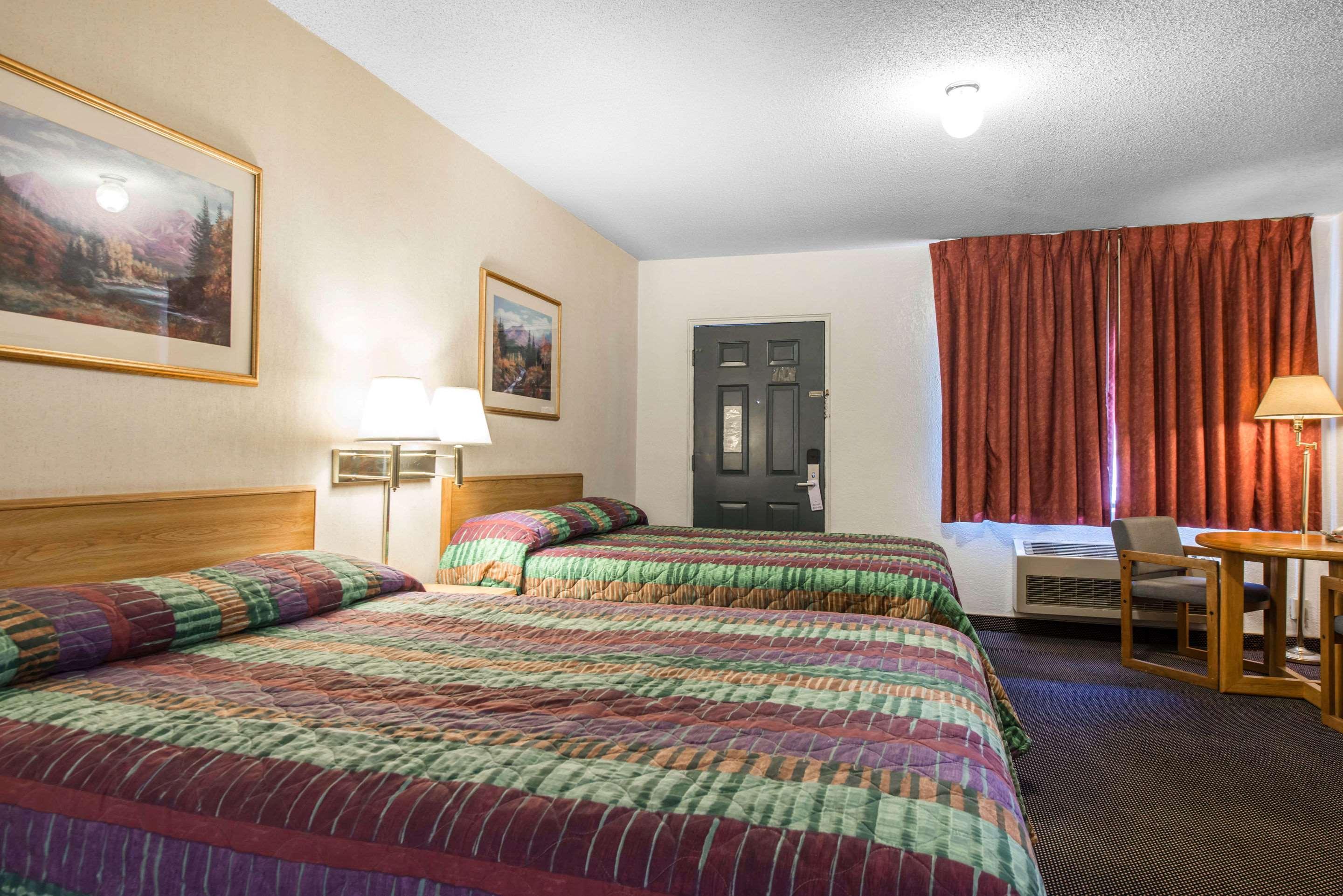 Rodeway Inn & Suites Colorado Springs Exterior photo
