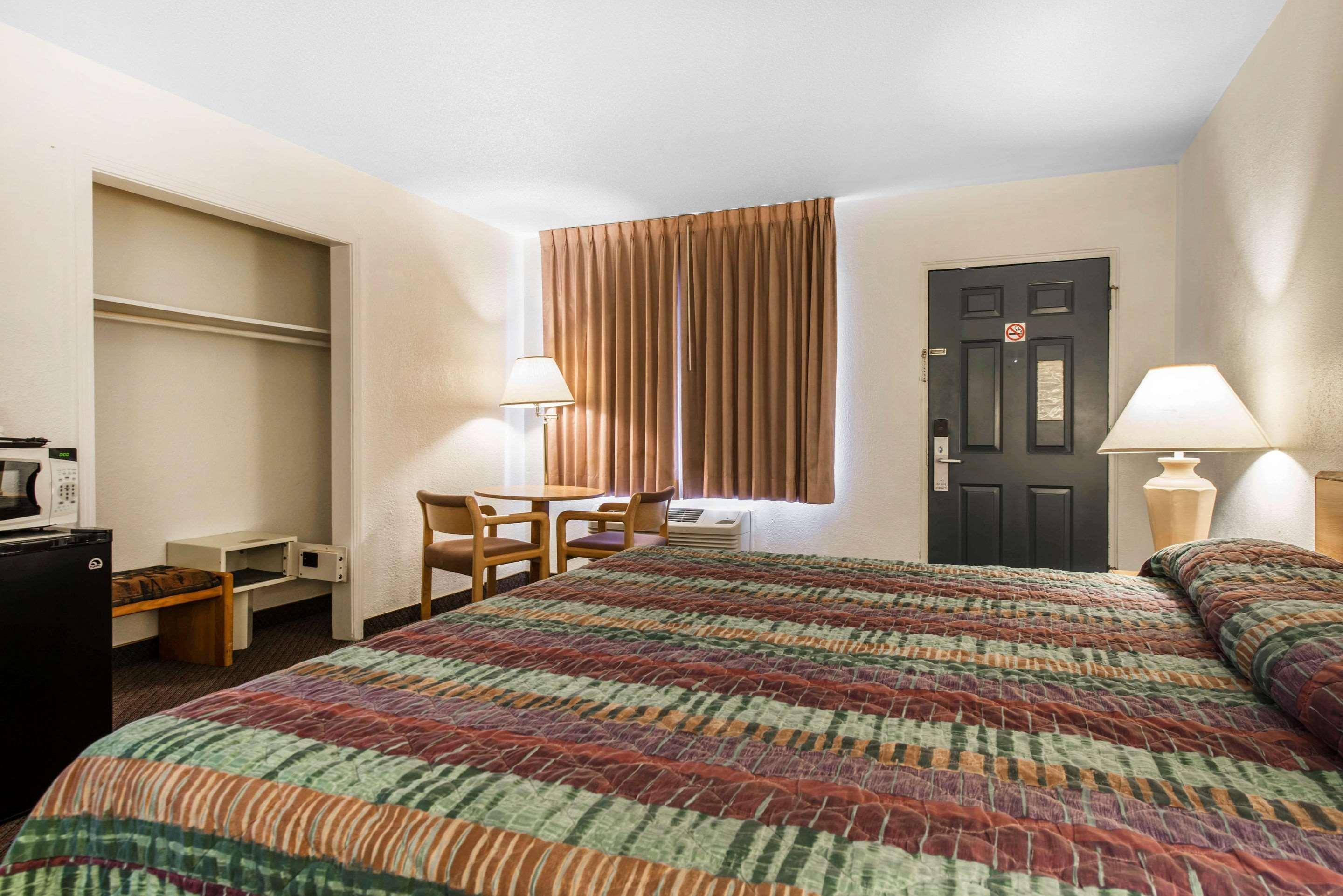 Rodeway Inn & Suites Colorado Springs Exterior photo