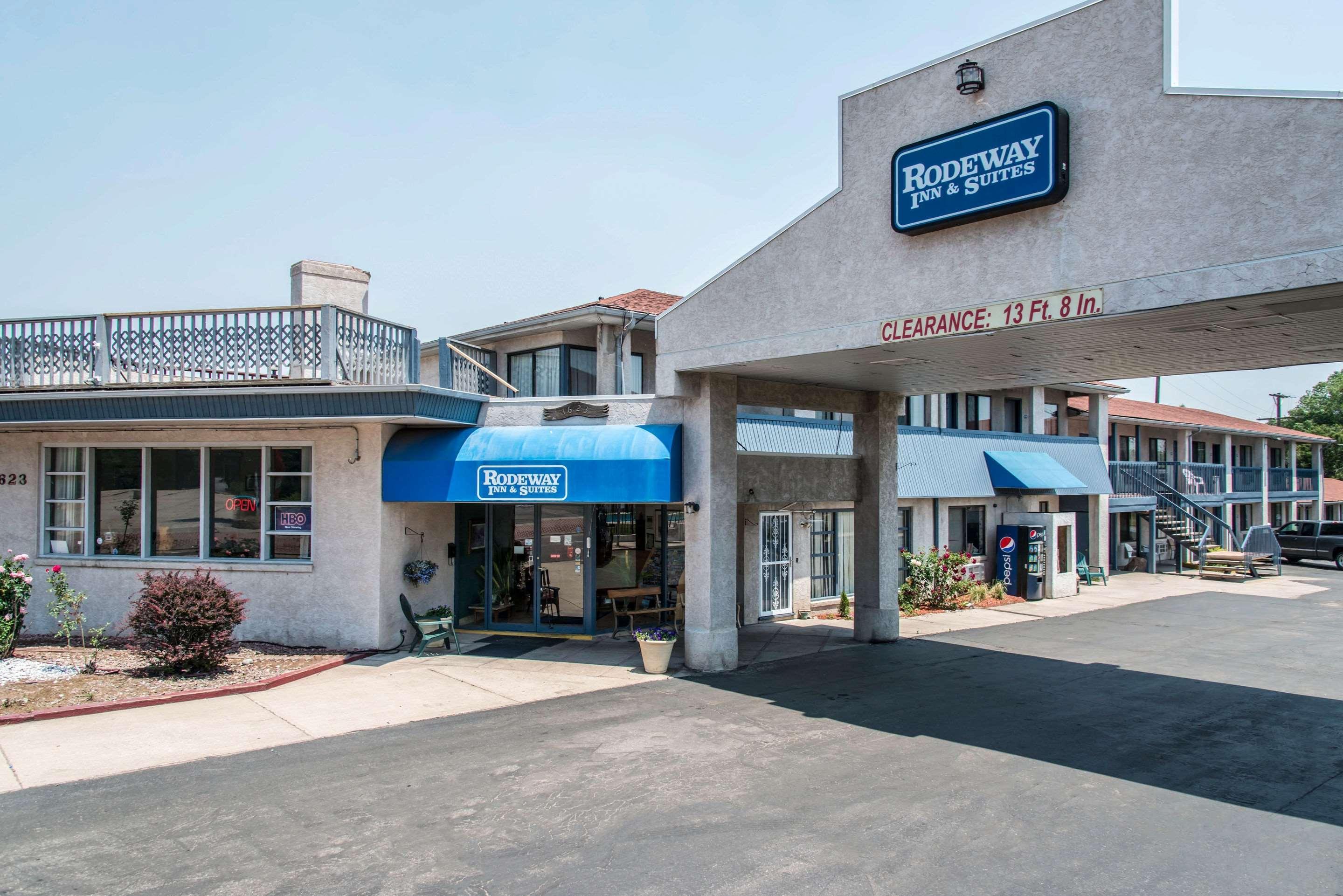Rodeway Inn & Suites Colorado Springs Exterior photo