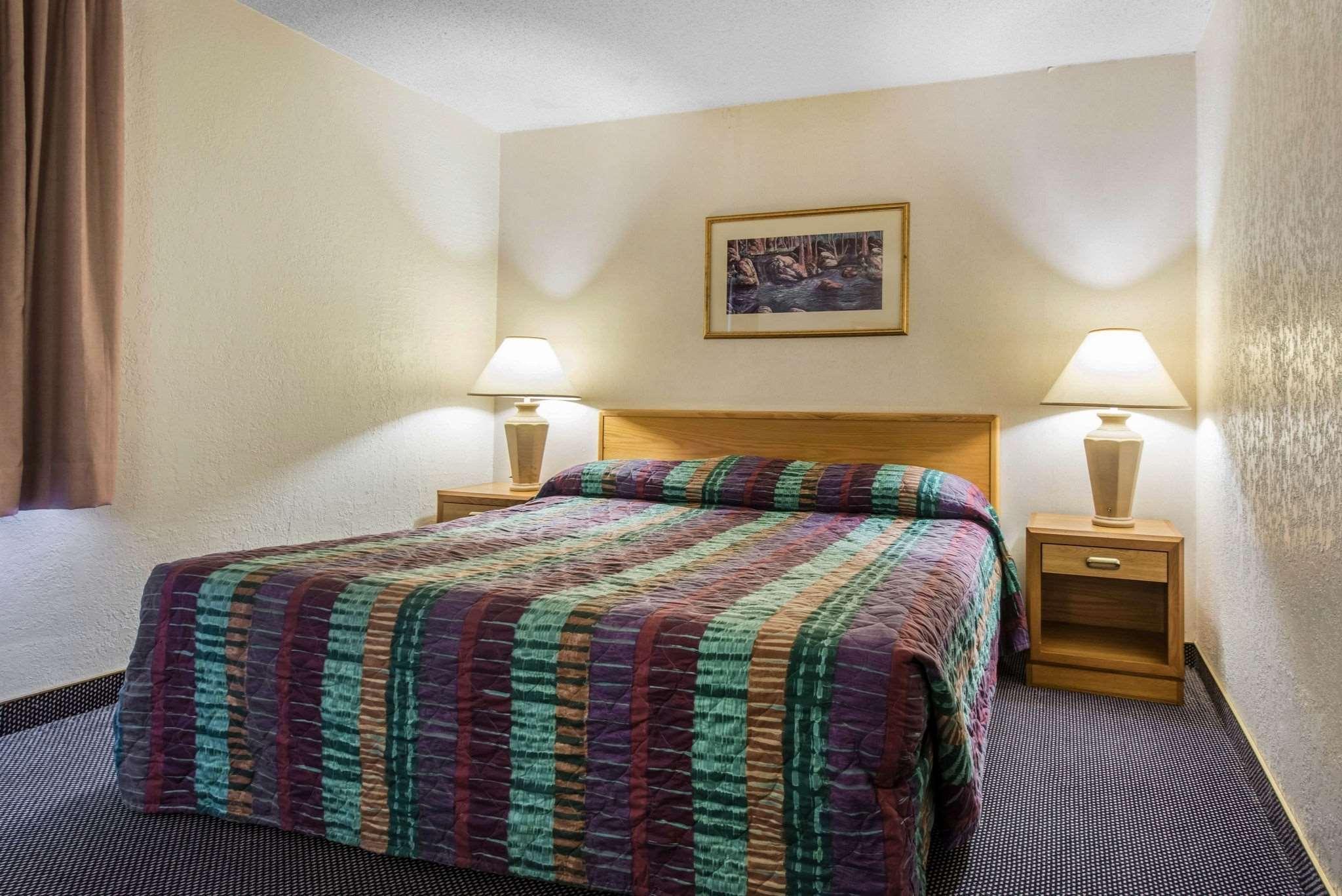 Rodeway Inn & Suites Colorado Springs Exterior photo