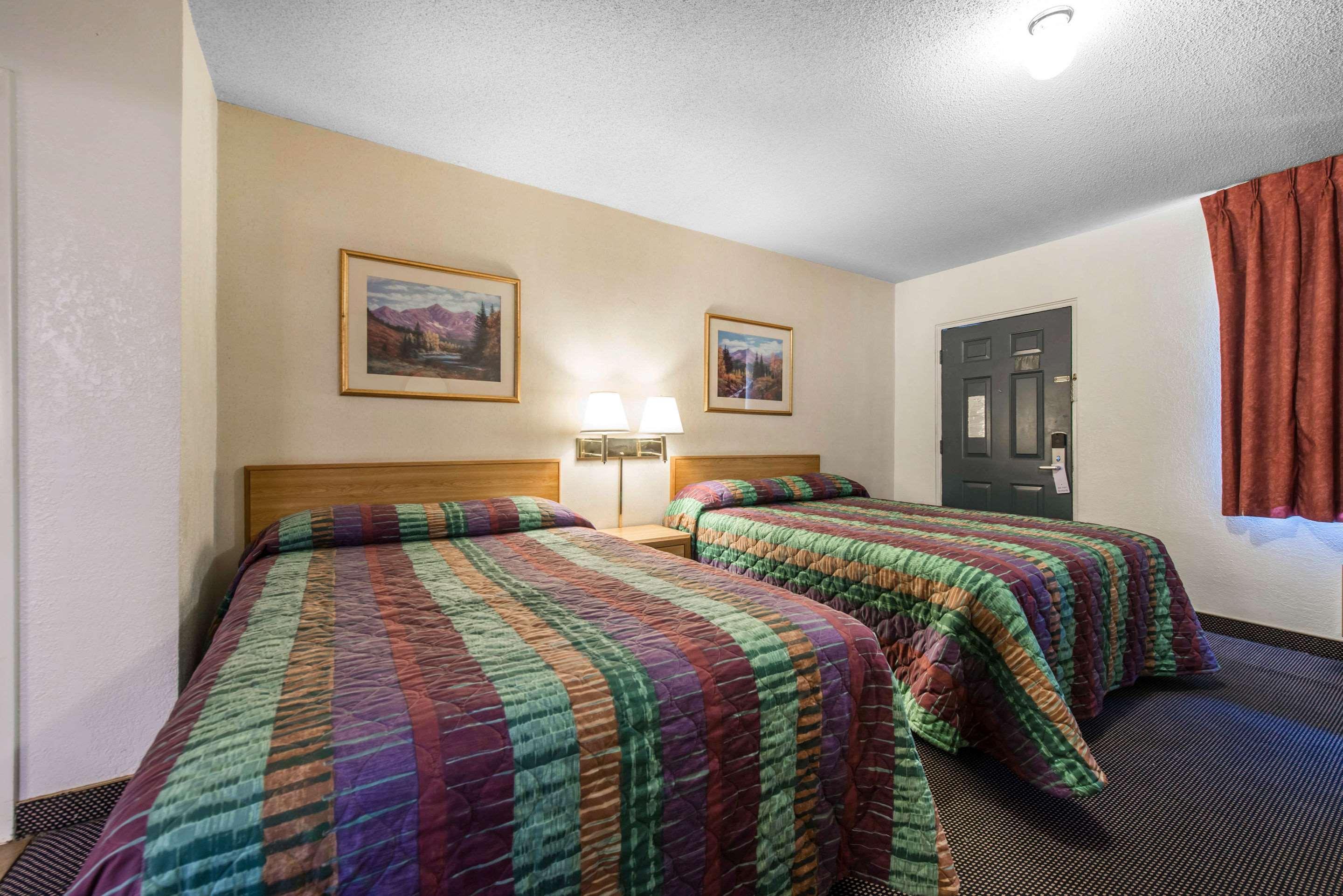 Rodeway Inn & Suites Colorado Springs Exterior photo