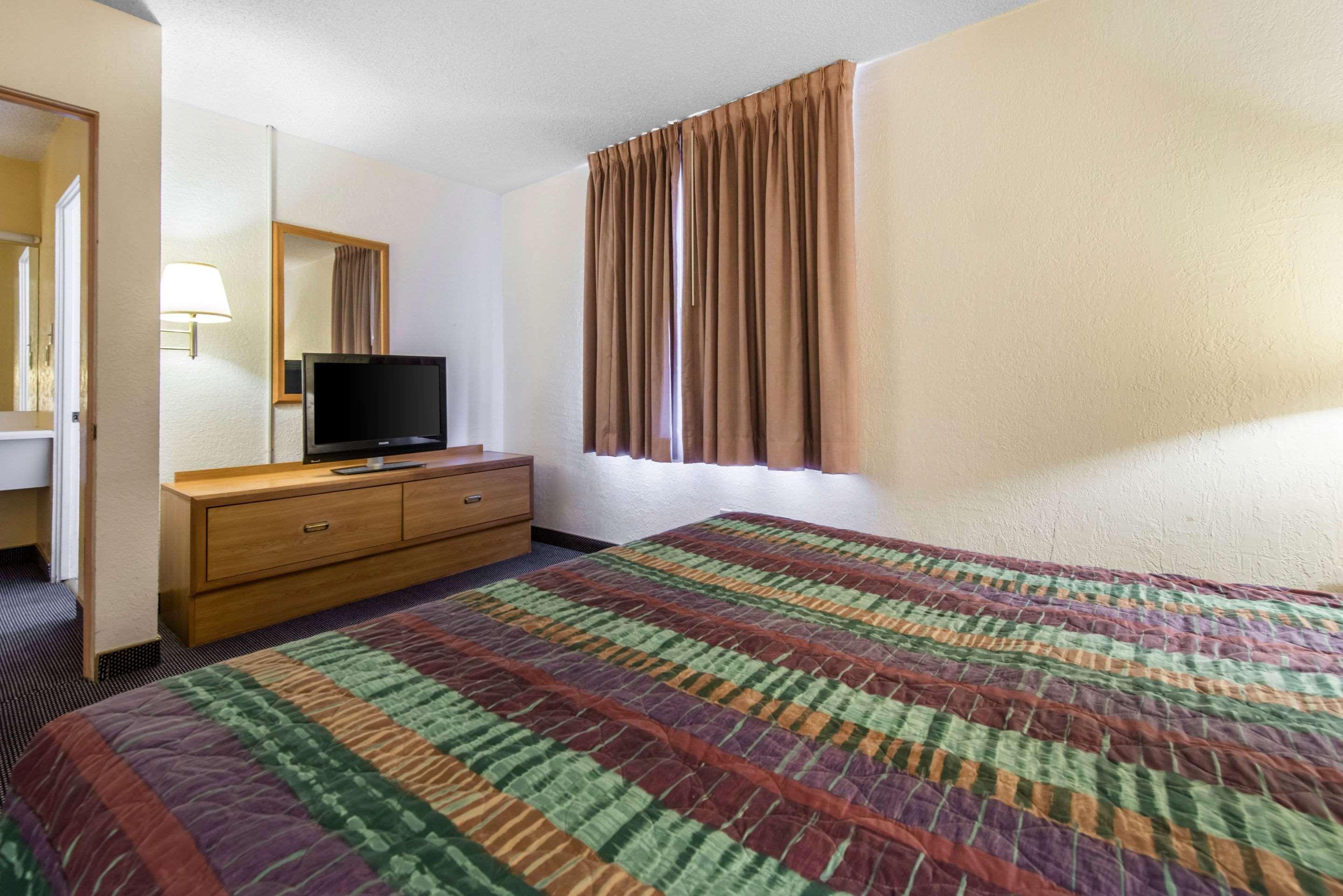 Rodeway Inn & Suites Colorado Springs Exterior photo