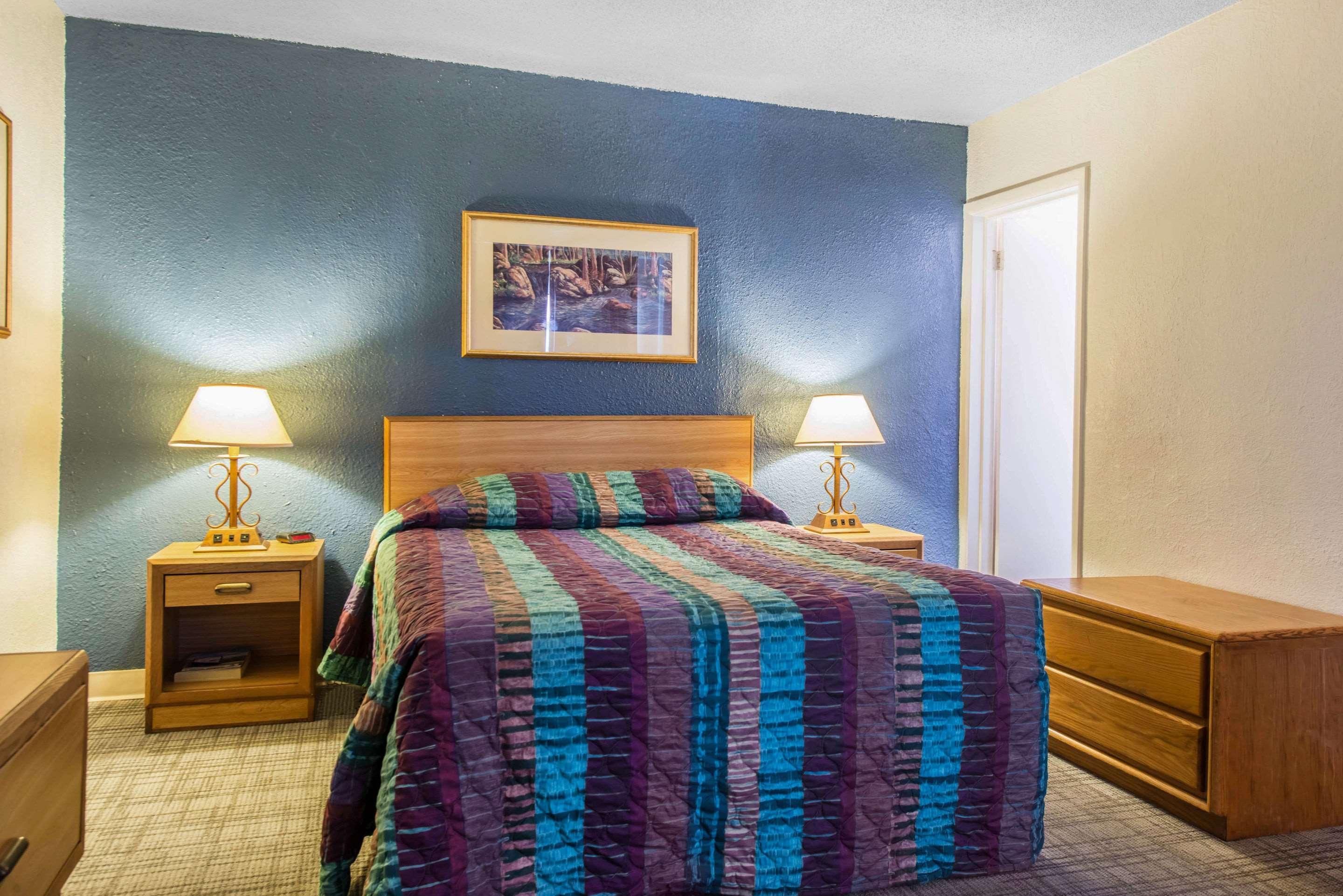 Rodeway Inn & Suites Colorado Springs Exterior photo