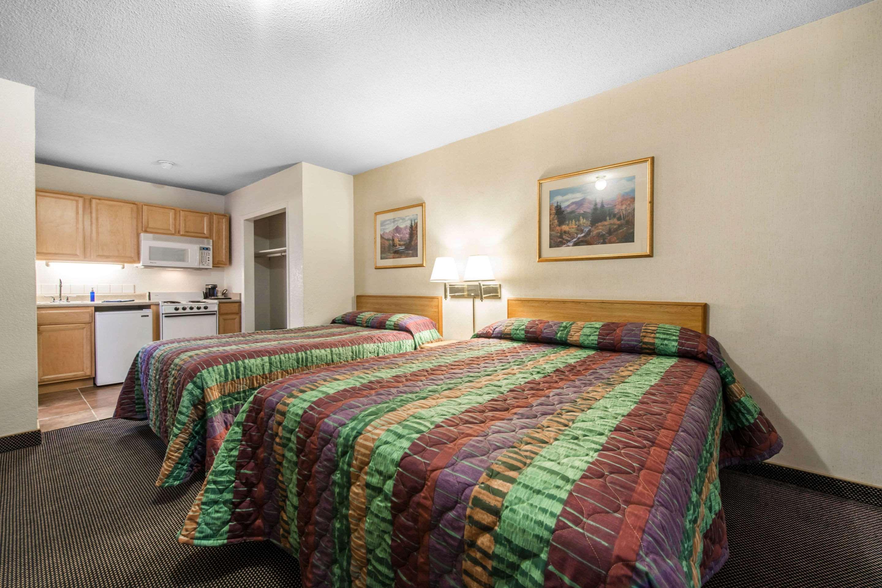 Rodeway Inn & Suites Colorado Springs Exterior photo