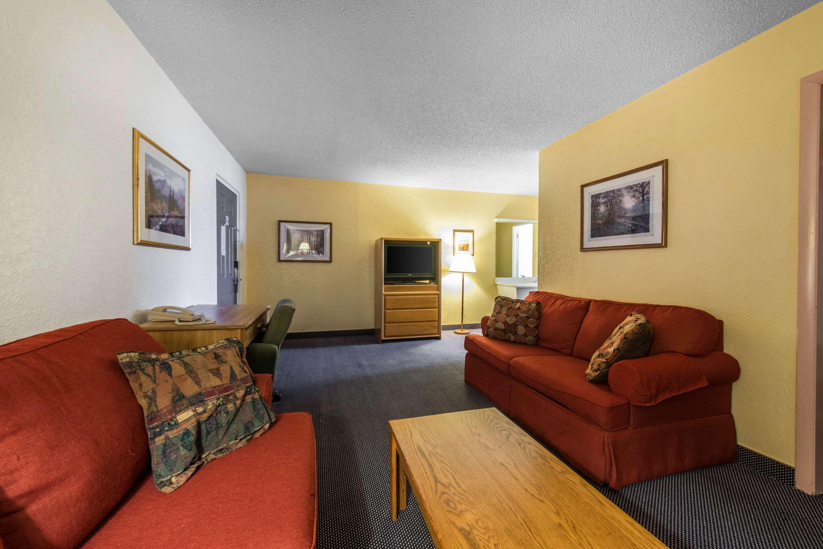 Rodeway Inn & Suites Colorado Springs Exterior photo