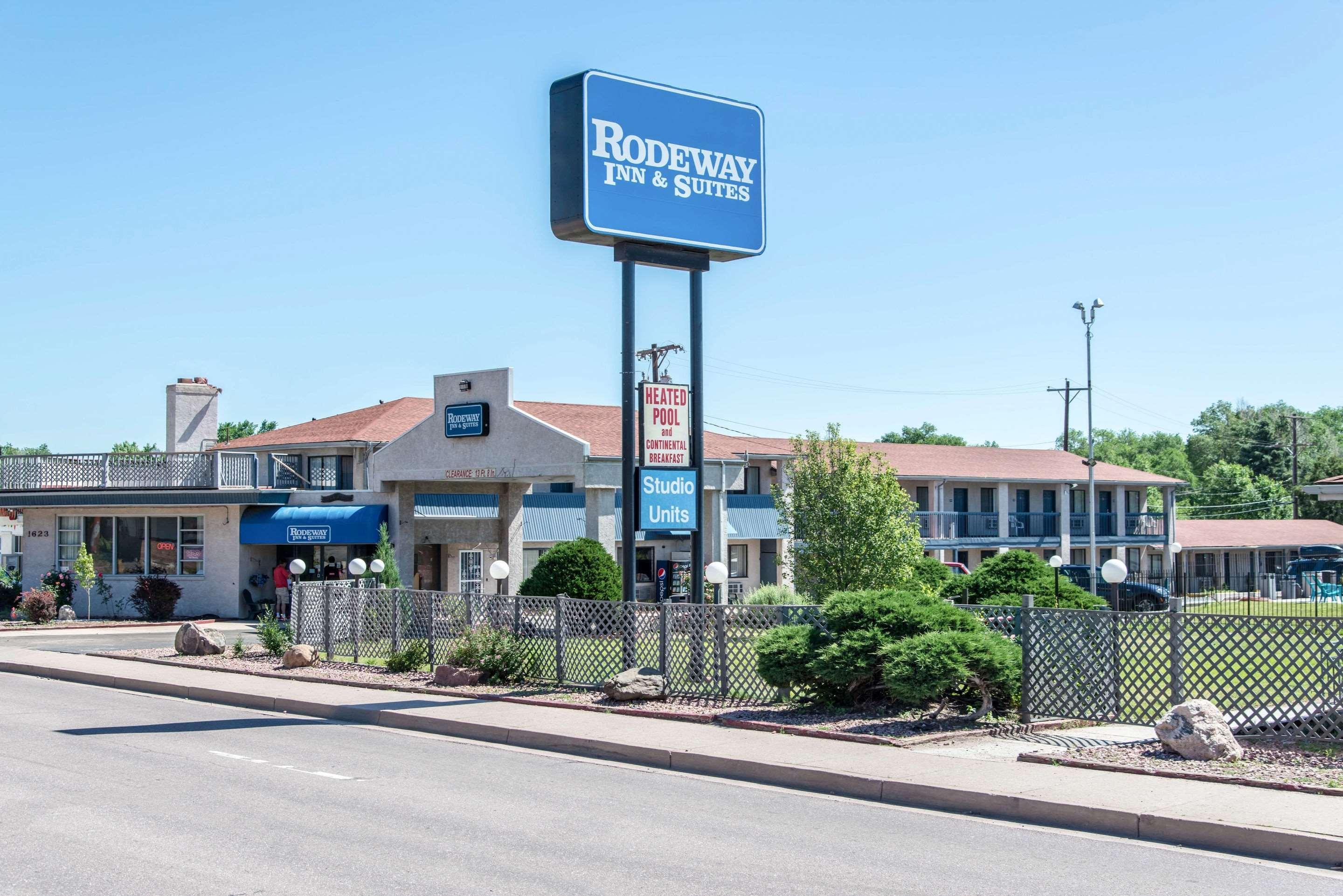 Rodeway Inn & Suites Colorado Springs Exterior photo