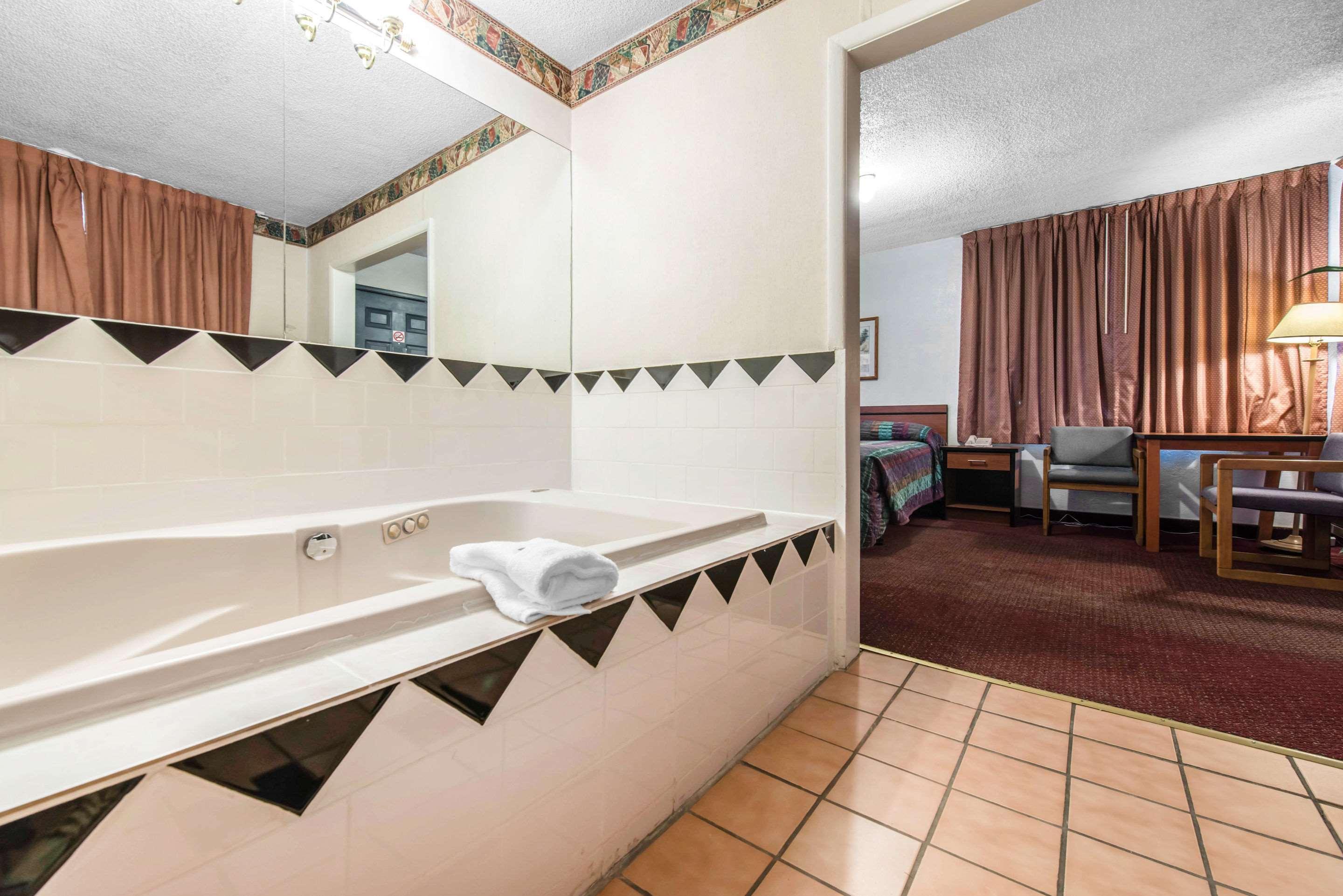 Rodeway Inn & Suites Colorado Springs Exterior photo